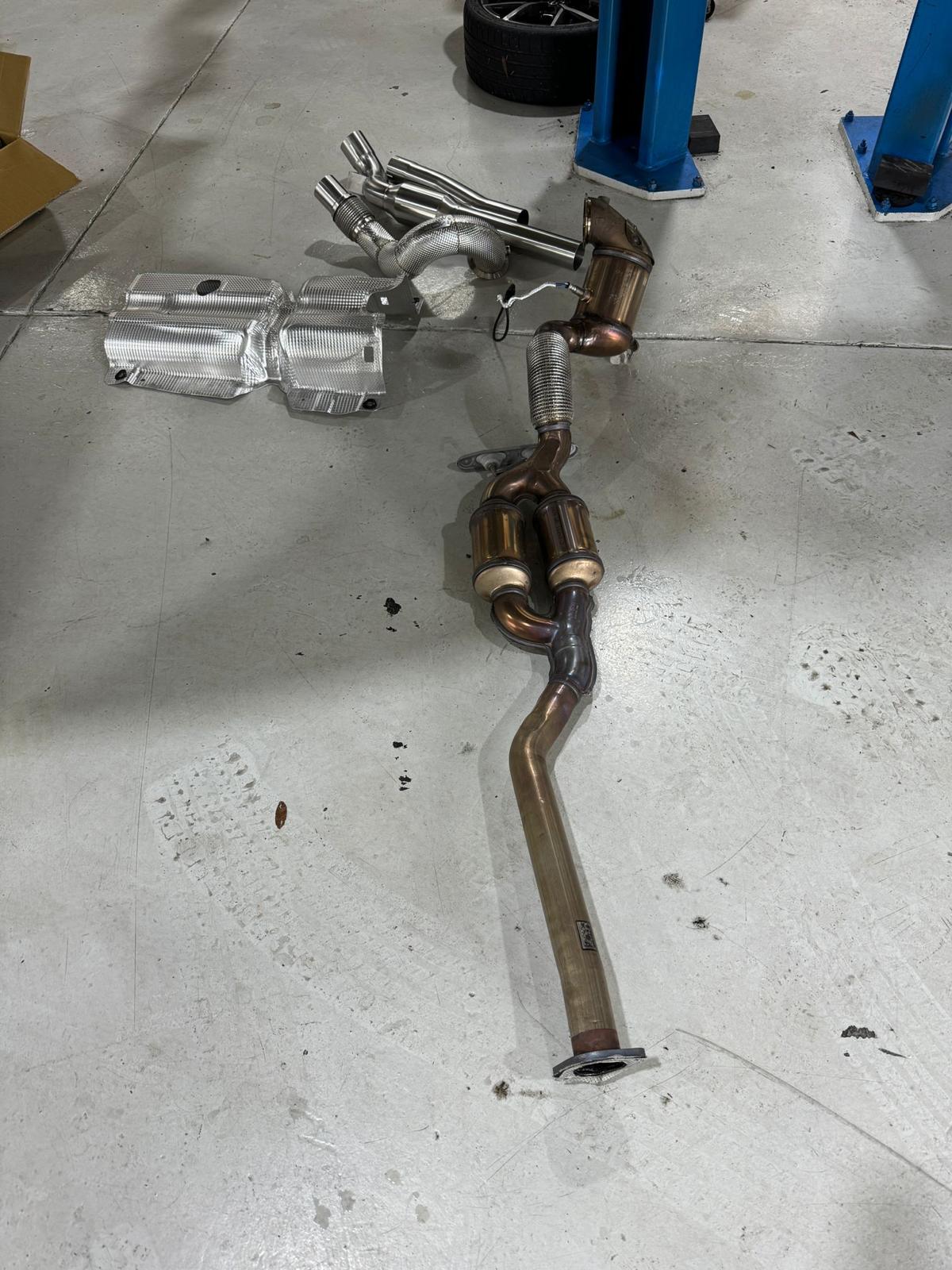 MODE Design 200cpsi Catted 3.5" Downpipe w. Heatshield MQB AWD VW Golf MK8 R Audi S3 8Y 2.0T EA888